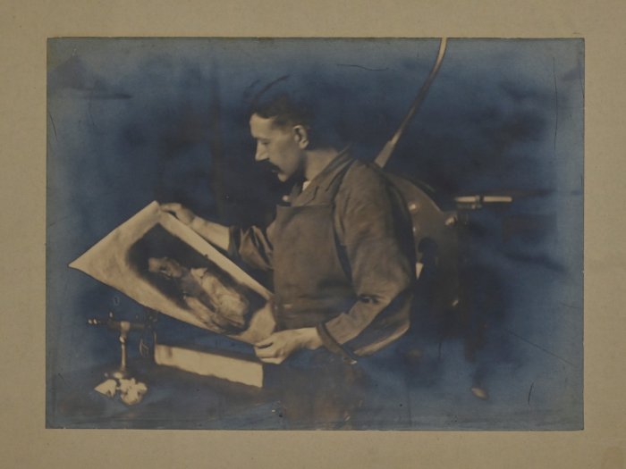 Franz Sonnenholzer beim Drucken einer Herkomer-Lithografie