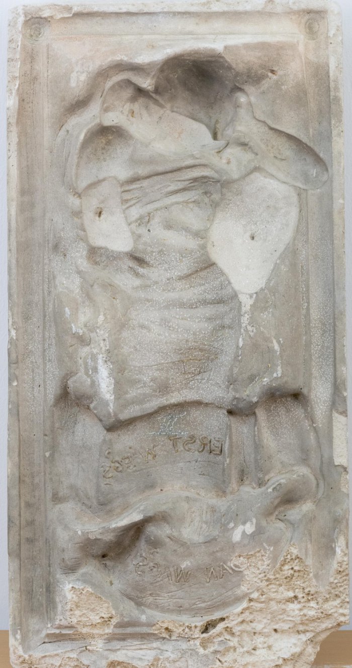 Negatives Relief einer weiblichen Figur