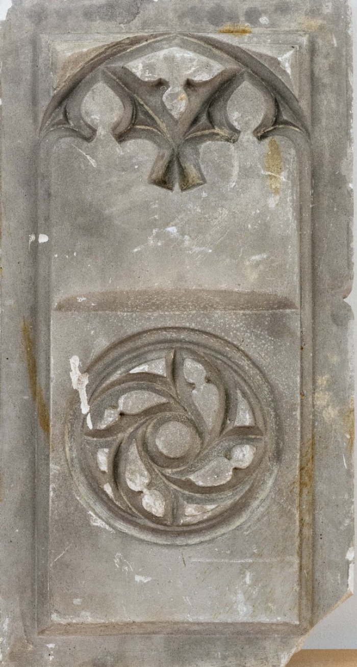 Negatives Relief eines neugotischen Ornaments