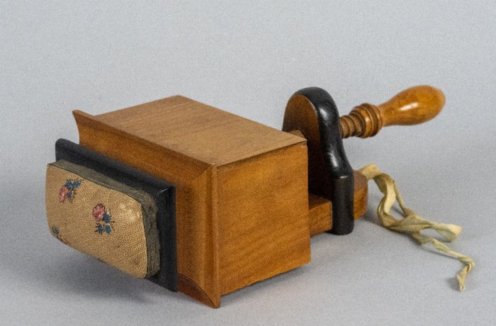 Stickrahmenhalter mit Nadelkissenaufsatz